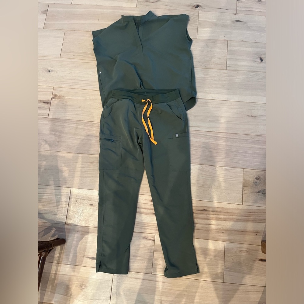 FIGS Scrub Set, M bottom, S oversized top